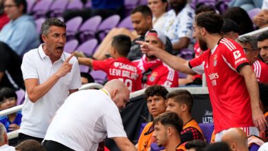 Photo of El violento cruce del entrenador de Benfica con uno de sus jugadores en medio del partido con Auckland City