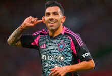 Photo of A los 41 años, Carlos Tevez marcó cuatro goles en 14 minutos y fue la gran figura de un partido benéfico en Old Trafford