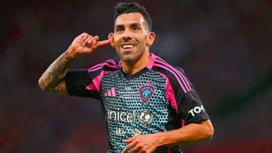 Photo of A los 41 años, Carlos Tevez marcó cuatro goles en 14 minutos y fue la gran figura de un partido benéfico en Old Trafford