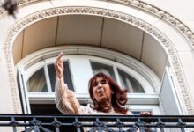 Photo of Ella baila sola en el balcón