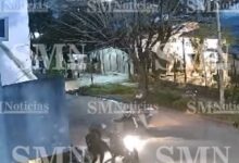 Photo of El instante en que un vecino resultó baleado en medio de un tiroteo entre la policía y motochorros