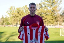 Photo of Fernando Muslera firmó su contrato con Estudiantes y posó con la camiseta