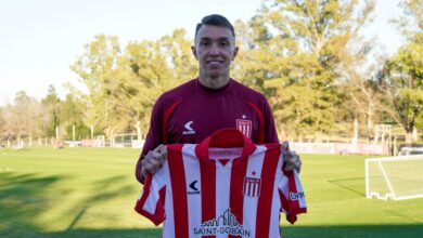 Photo of Fernando Muslera firmó su contrato con Estudiantes y posó con la camiseta