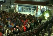 Photo of Villa Lugano: un grupo de manifestantes reclama la libertad de Juan Grabois frente a una sede de la Policía Federal