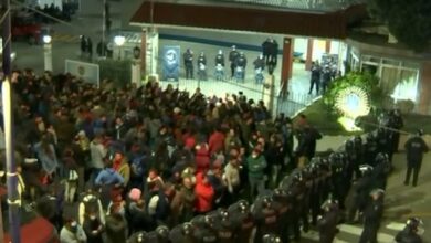 Photo of Villa Lugano: un grupo de manifestantes reclama la libertad de Juan Grabois frente a una sede de la Policía Federal