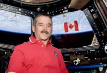 Photo of Un astronauta mostró que es lo que pasa cuando se intenta escurrir una toalla mojada en el espacio