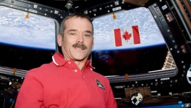 Photo of Un astronauta mostró que es lo que pasa cuando se intenta escurrir una toalla mojada en el espacio