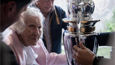 Photo of La historia de la abuela de Platense tuvo un final soñado: los jugadores le llevaron el trofeo del campeón