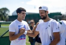 Photo of Carlos Alcaraz en Wimbledon: rumor de romance y anécdota con Djokovic, que le pide “más respeto”