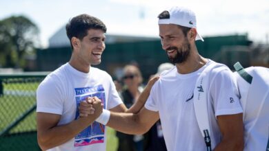 Photo of Carlos Alcaraz en Wimbledon: rumor de romance y anécdota con Djokovic, que le pide “más respeto”