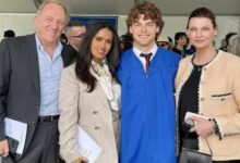 Photo of Linda Evangelista se lució en la graduación de su hijo y posó junto a Salma Hayek