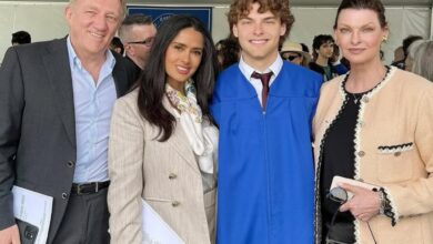 Photo of Linda Evangelista se lució en la graduación de su hijo y posó junto a Salma Hayek