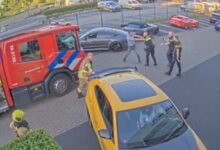 Photo of Un incendio amenazaba su concesionaria de autos de lujo, intentó salvarlos, pero la Policía lo detuvo