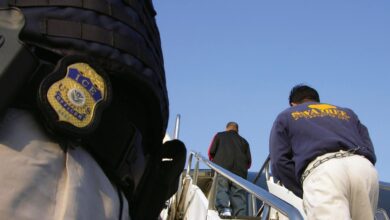 Photo of El ICE y el DHS buscan migrantes en los cielos: la nueva táctica que usan para rastrear datos de pasajeros en vuelos