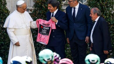 Photo of León XIV bendijo al Giro de Italia y recibió la tradicional camiseta rosa del líder