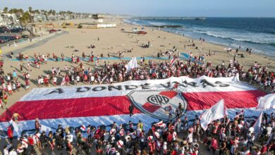 Photo of Los hinchas de River también tuvieron su desembarco masivo en la playa: Venice Beach fue roja y blanca