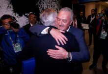 Photo of Con intercambio de camisetas incluido: el emotivo abrazo entre Alfaro y Carlo Ancelotti