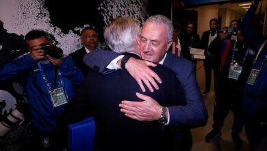 Photo of Con intercambio de camisetas incluido: el emotivo abrazo entre Alfaro y Carlo Ancelotti