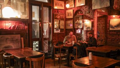 Photo of “Estábamos fundidos”: creó un café para la alta sociedad, lo revivió con shows de strippers y ahora es un bar de artistas emergentes