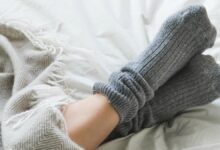 Photo of Qué significa dormir con medias, según la psicología