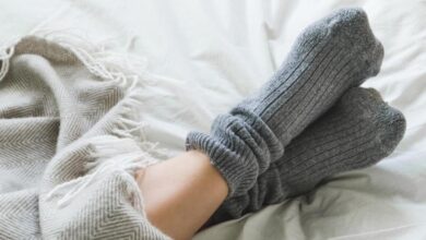 Photo of Qué significa dormir con medias, según la psicología