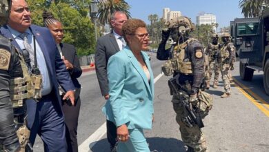 Photo of Rebelión contra el ICE en Los Ángeles: el cruce de Karen Bass por el operativo en un parque con niños