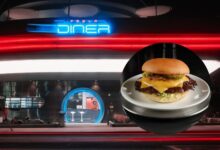 Photo of ¿Cuánto cuesta comer en el restaurante de Tesla? La lista de precios del nuevo diner de Elon Musk en Los Ángeles
