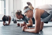 Photo of Qué son los ejercicios isométricos: los beneficios y por qué son claves para ganar fuerza muscular