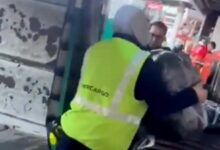 Photo of Intercargo despidió a dos maleteros por dañar equipaje en Aeroparque: fueron grabados mientras revoleaban valijas