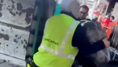 Photo of Intercargo despidió a dos maleteros por dañar equipaje en Aeroparque: fueron grabados mientras revoleaban valijas