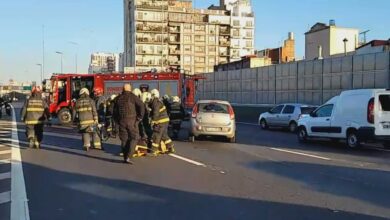 Photo of Un hombre sufrió un infarto mientras manejaba en la autopista 25 de Mayo y chocó contra el muro de contención