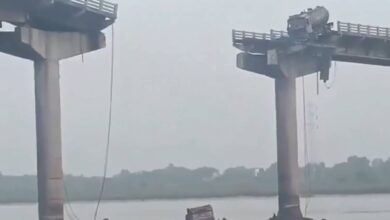 Photo of India: colapsó un puente y varios vehículos cayeron al agua
