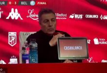 Photo of Kudelka y una conferencia de prensa distinta: explicó con una pizarra cómo defenderá la salida de Boca