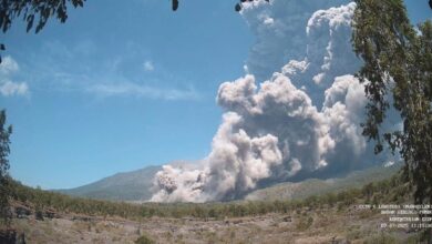 Photo of El video que muestra la impresionante erupción del volcán Lewotobi Laki Laki que puso en alerta a Indonesia