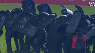 Photo of Video: la escandalosa salida de los jugadores de Colón del campo de juego, de a grupos y escoltados por la policía