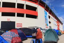 Photo of Furor en Bolivia por ver a Brasil: acampan desde hace cinco días por una entrada