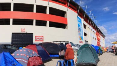 Photo of Furor en Bolivia por ver a Brasil: acampan desde hace cinco días por una entrada