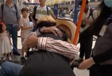 Photo of El abrazo más esperado en Illinois: una mujer conoce a su padre biológico gracias a una prueba de ADN