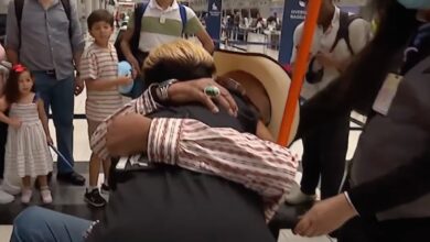 Photo of El abrazo más esperado en Illinois: una mujer conoce a su padre biológico gracias a una prueba de ADN