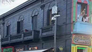 Photo of El gobierno porteño explicó por qué una histórica construcción de La Boca fue pintada de negro: “Va a volver a su color”