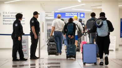 Photo of Es peruana con green card, vive hace más de 30 años en EE.UU. y la CBP la detuvo al volver de vacaciones: “Es indignante”