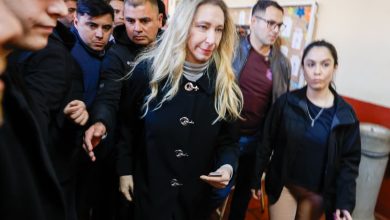Photo of Karina Milei votó rodeada por un escudo de militantes, casi sin emitir palabra y con una insólita caminata hasta el auto
