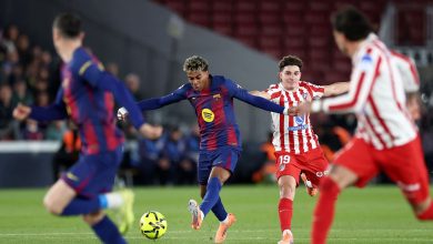 Photo of Barcelona y Atlético de Madrid se enfrentan por la punta de la liga española, con Julián Alvarez titular