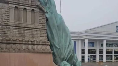Photo of El video del momento en que una réplica de la Estatua de la Libertad se desplomó en Brasil