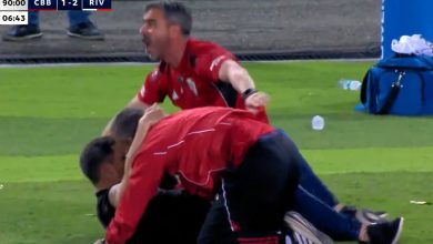Photo of Eduardo Coudet festejó tirado en el suelo, se quejó de los fallos del árbitro y dejó un mensaje para situaciones límites