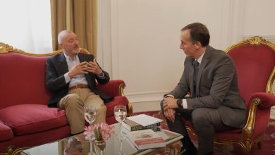 Photo of Arturo Pérez-Reverte con Hugo Alconada Mon: “Hay lugares de los que nunca se vuelve”